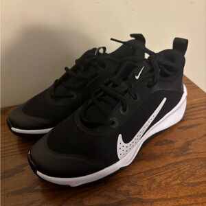 SOLD Nike omni multi-court gs black white YOUTH size 5 sneaker NEW
